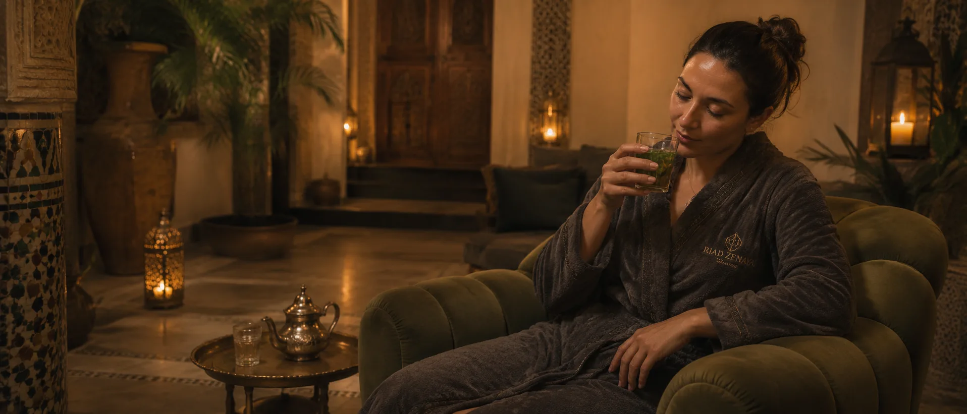 Repos en peignoir avec thé à la menthe après le hammam — Riad Zenaya & Spa, Marrakech